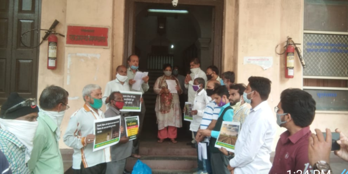 किसान विरोधी अध्यादेश रदद् करने और फसल का मुआवजा दिए जाने की मांग को लेकर किसान संघर्ष समिति ने किया प्रदर्शन