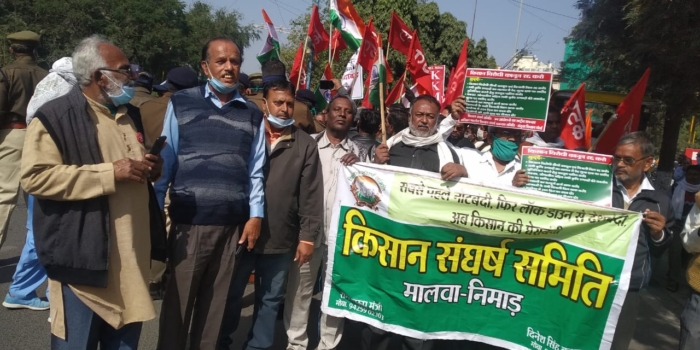 इंदौर में किसान संगठनों द्वारा निकाली जा रही रैली को  पुलिस बल ने रोका